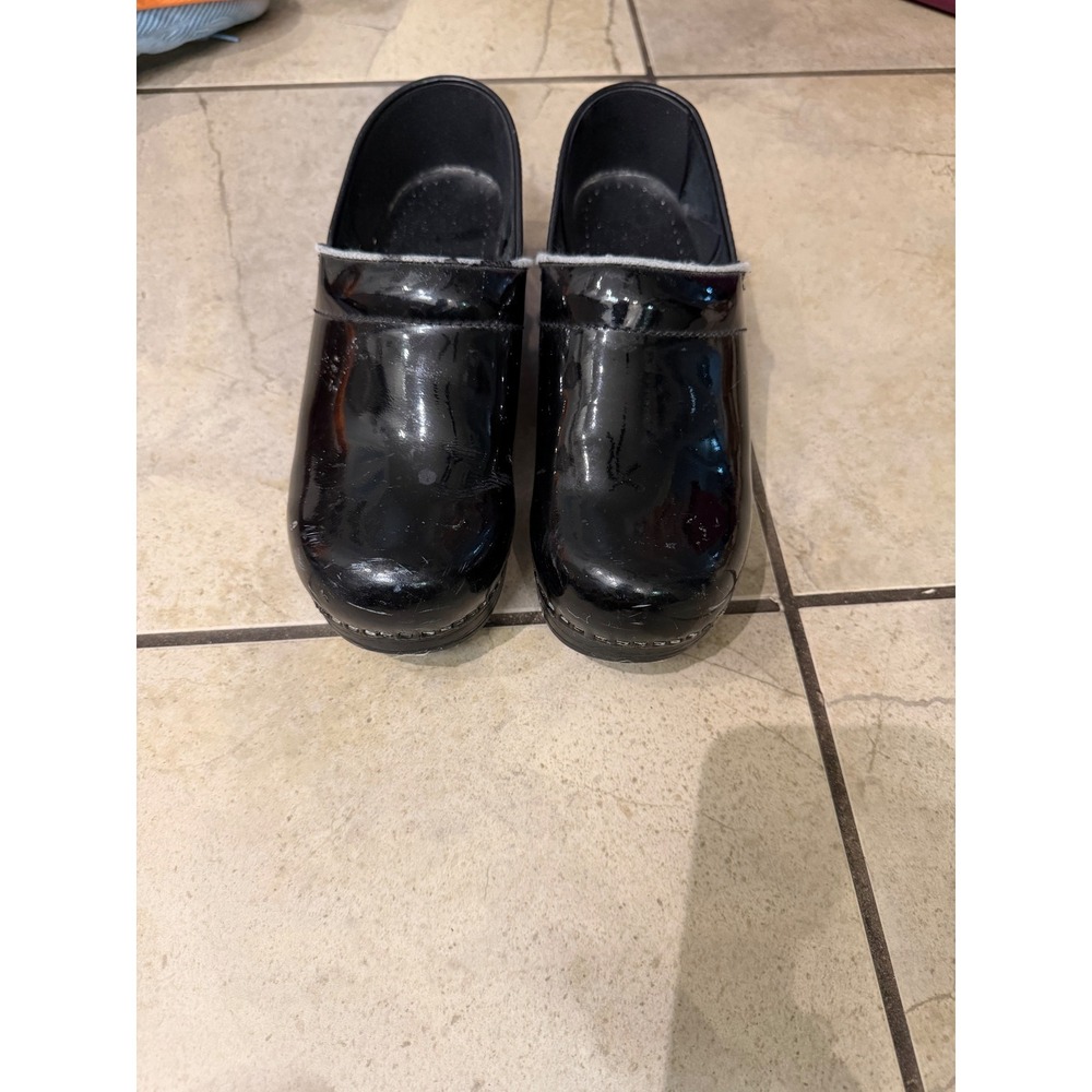 Dansko Professional Black Patent Leather Clogs Nursing Shoes Size 38 EU 7.5-8 US